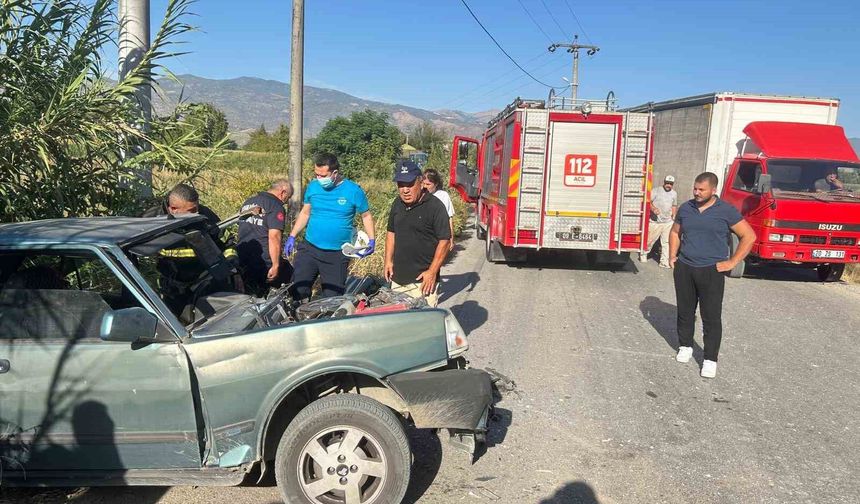 Bozdoğan'da otomobil, kamyonla çarpıştı: 1 yaralı