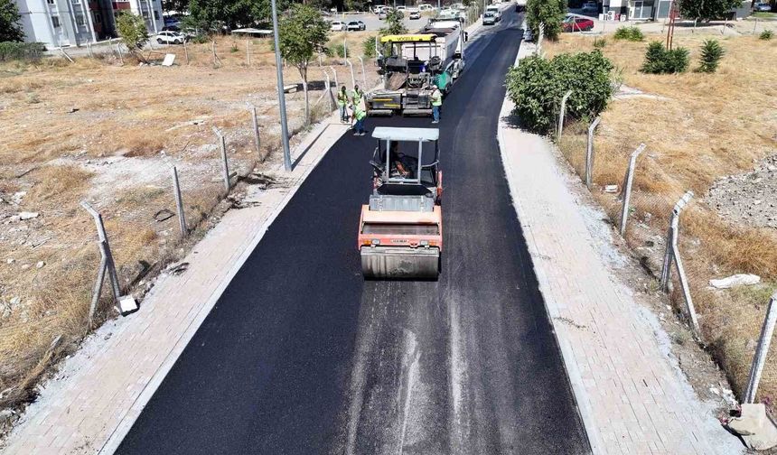Efeler'de sıcak asfalt çalışmaları sürüyor