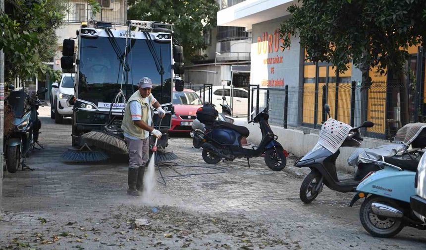 Kuşadası Belediyesi temizlik ekipleri çalışmalarını sürdürüyor