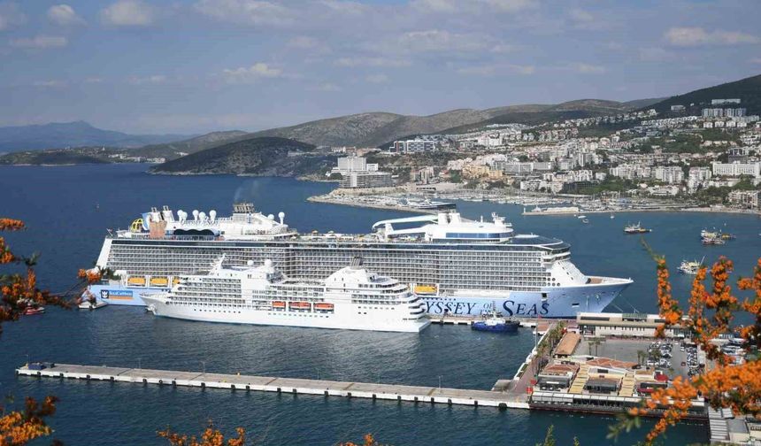 Kuşadası'na 2 kruvaziyerle 4 bin 694 turist geldi