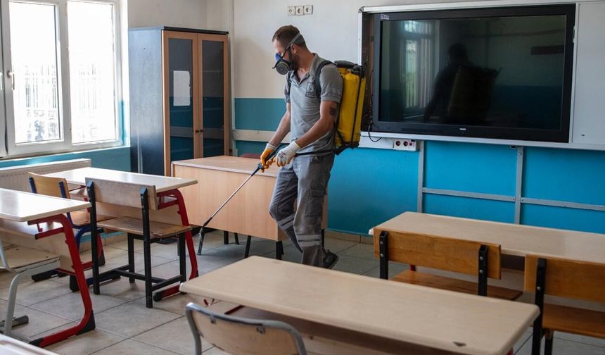 Kuşadası'nda okullar yeni eğitim yılı öncesi ilaçlandı