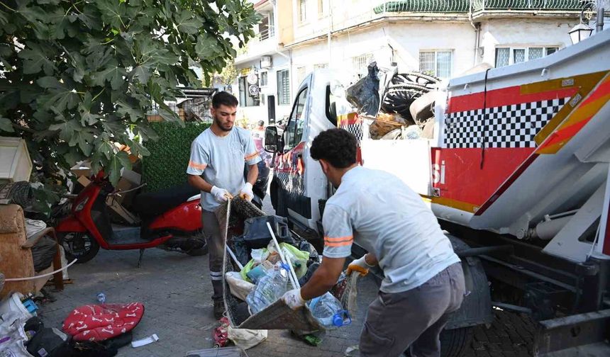 Kuşadası'nda sokağa hurda ve atık bırakanlara zabıta müdahalesi