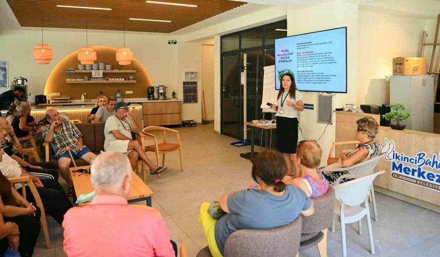 Kuşadası'nda yaşlı çınarlara sağlıklı gıda tüketimi anlatıldı