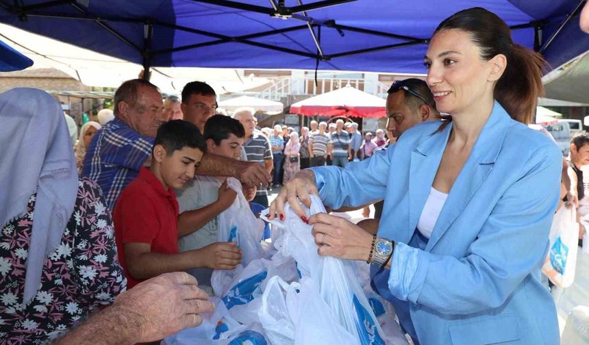 Söke Belediyesi'nin unları, Bağarası'nda vatandaşlara dağıtıldı