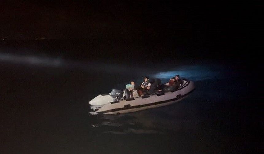 Sürüklenen bottaki 3'ü çocuk 7 düzensiz göçmen kurtarıldı