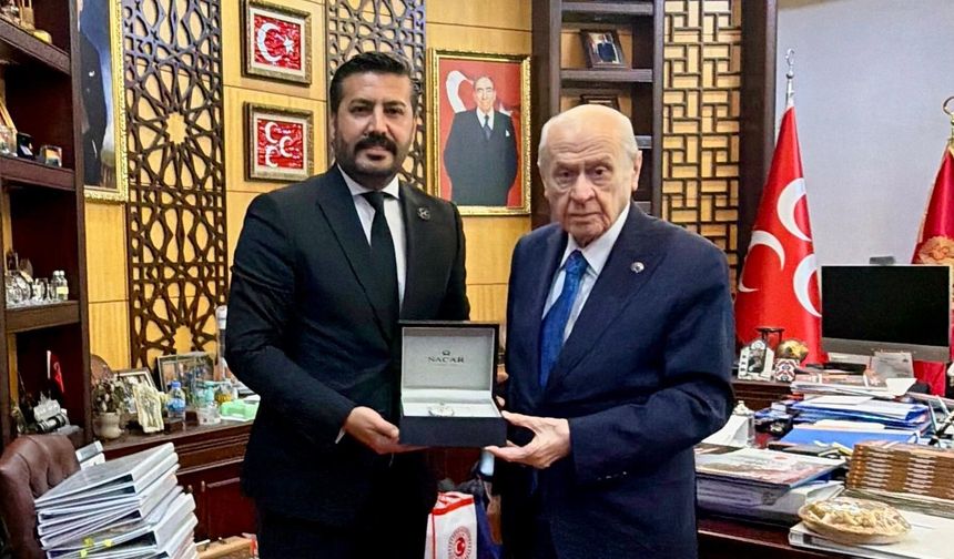 Cihangiroğlu’ndan Bahçeli’ye Kongre Albümü Takdimi