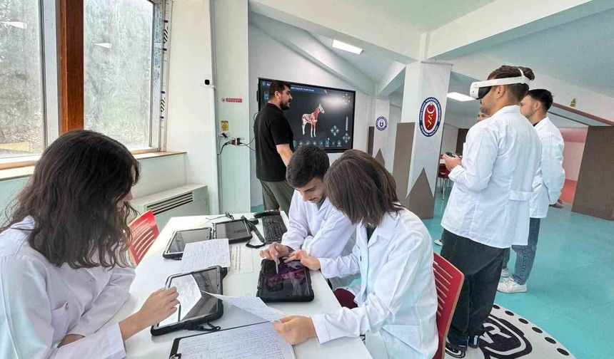 ADÜ'de öğrenciler üç boyutlu inceliyor