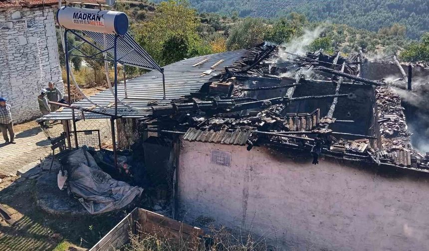 Aydın'da çıkan yangında bir ev küle döndü