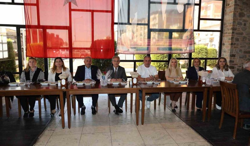 Başkan Tetik, yemekte muhtarlarla bir araya geldi