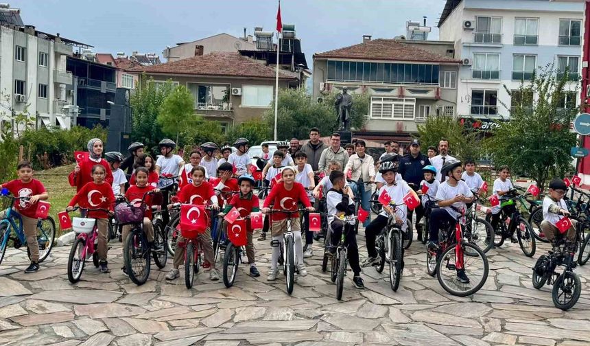 Bozdoğan'da çocuklar 'Cumhuriyet' için pedalladı