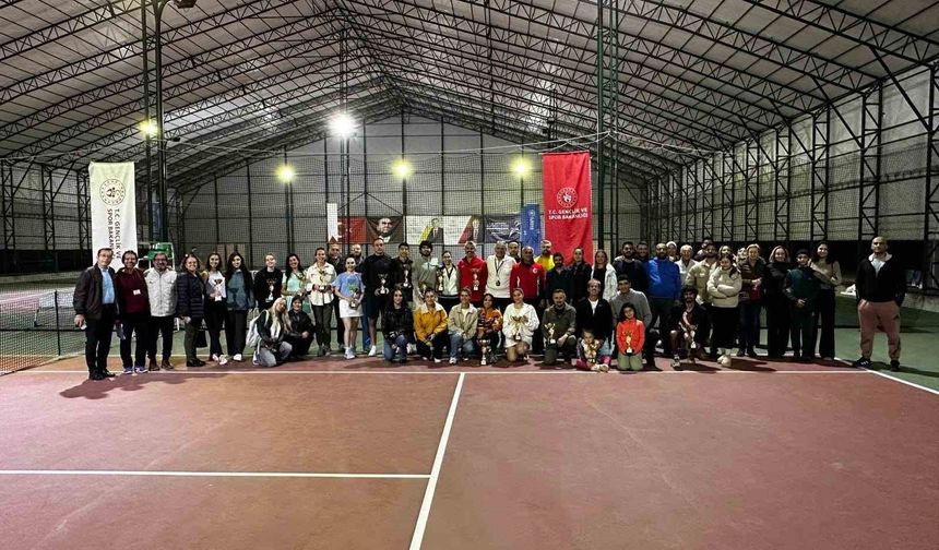 Cumhuriyet Bayramı coşkusu Aydın'da tenis kortlarına taşındı