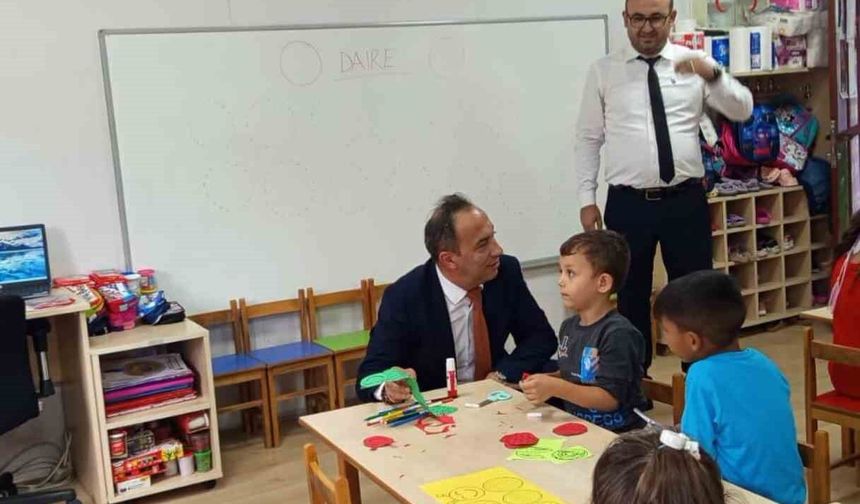 Efeler İlçe Milli Eğitim Müdürü Çomruk, öğrencilerin oyununa ortak oldu