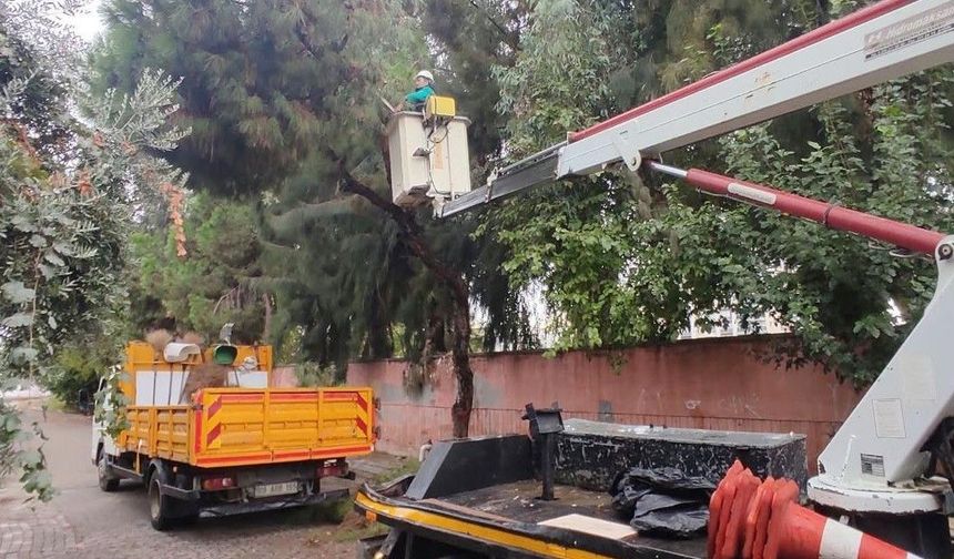 EFELER BELEDİYESİ YAĞIŞLI HAVALARDA OLASI TEHLİKELERİN ÖNÜNE GEÇİYOR