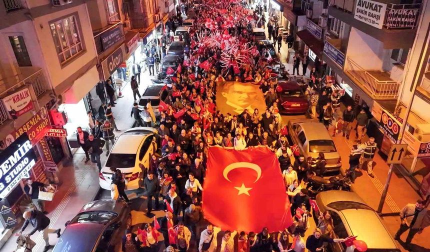 EFELER’DE CUMHURİYET YÜRÜYÜŞÜ’NE BİNLER AKIN ETTİ