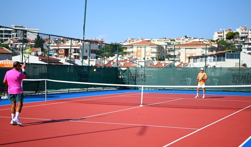 Kuşadası'nda Cumhuriyet Kupası için 86 raket korta çıktı