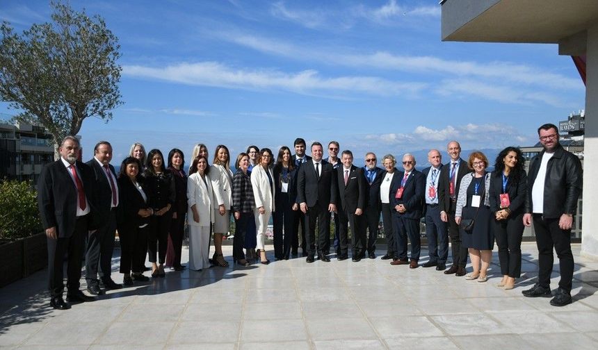 Kuşadası'nda Cumhuriyetin 102'üncü yılı kardeş şehirlerin dostluk buluşması ile taçlandı
