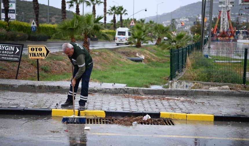 Kuşadası'nda mazgallar taşkınlara karşı temizlendi