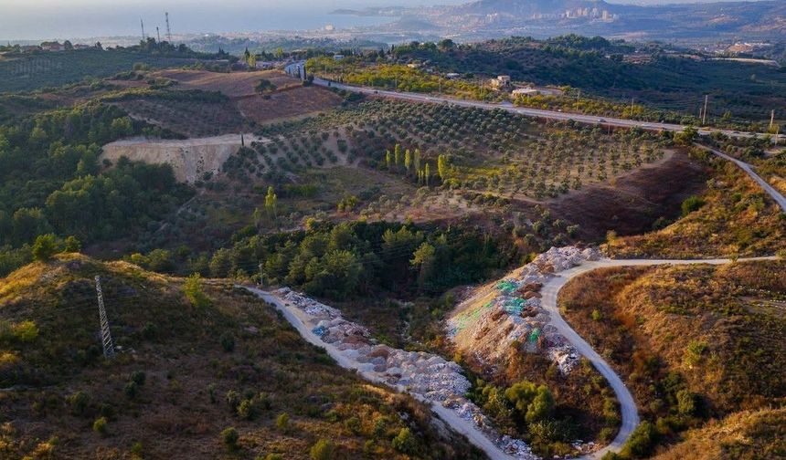 Kuşadası'nda Toskana'yı andıran vadiler atıklarla doluyor