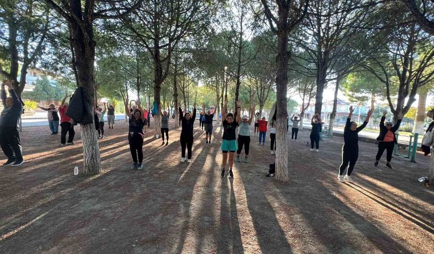 Kuşadası'nda vatandaşlar güne sporla başladı