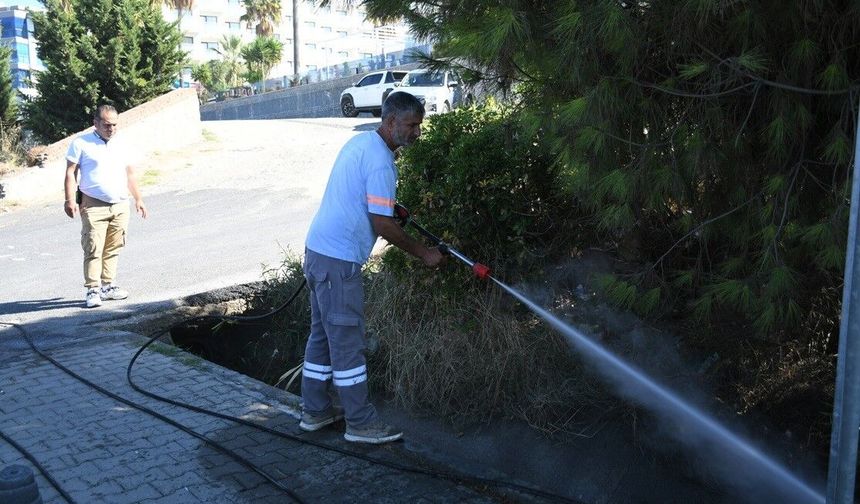 Kuşadası'nda yağmur suyu hatları yağışlara hazırlanıyor