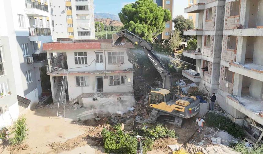 Metruk bina yıkıldı, trafik rahatlayacak