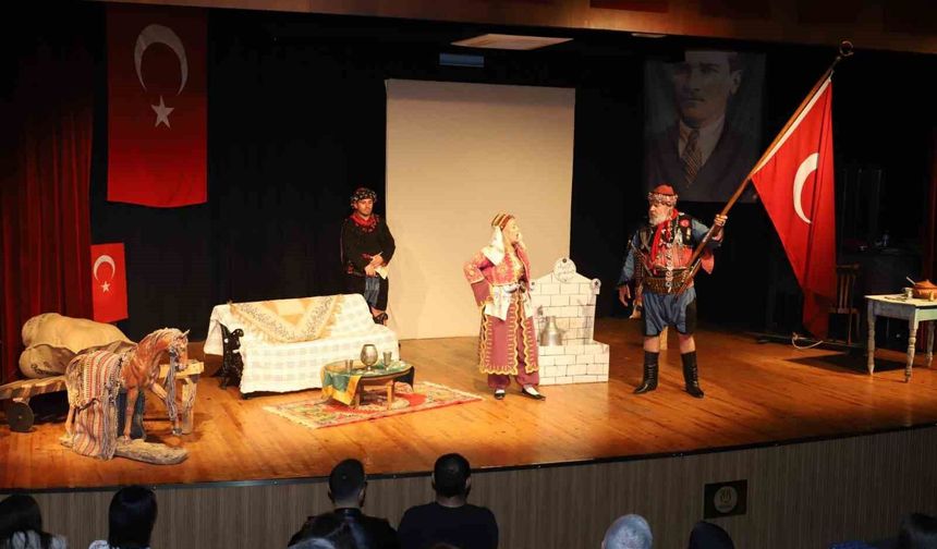 Nazilli'de 'Abide-i Aşk' tiyatro oyunu sahnelendi