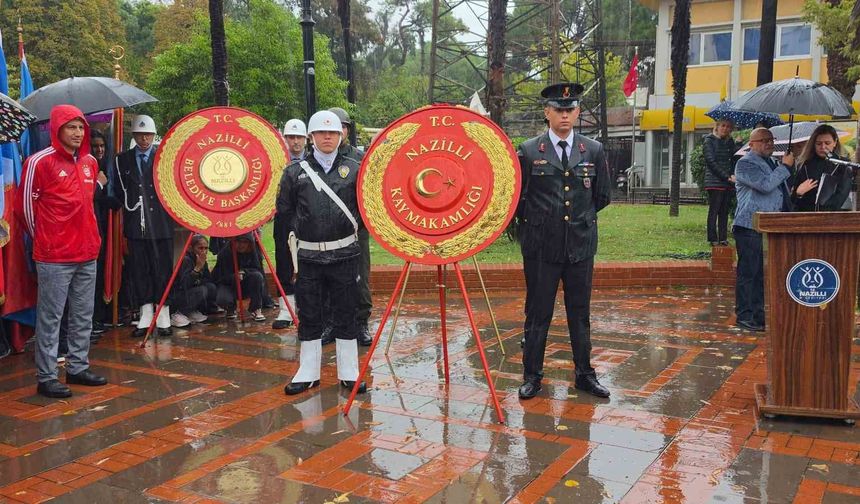 Nazilli'de çelenk sunma töreni yağmur altında yapıldı