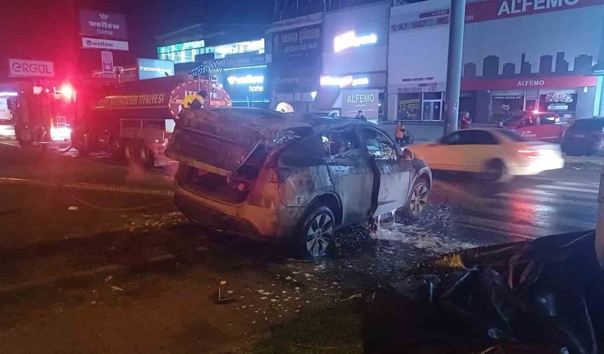 Tırla çarpışan otomobil küle döndü, alevler 3 saatte söndürüldü