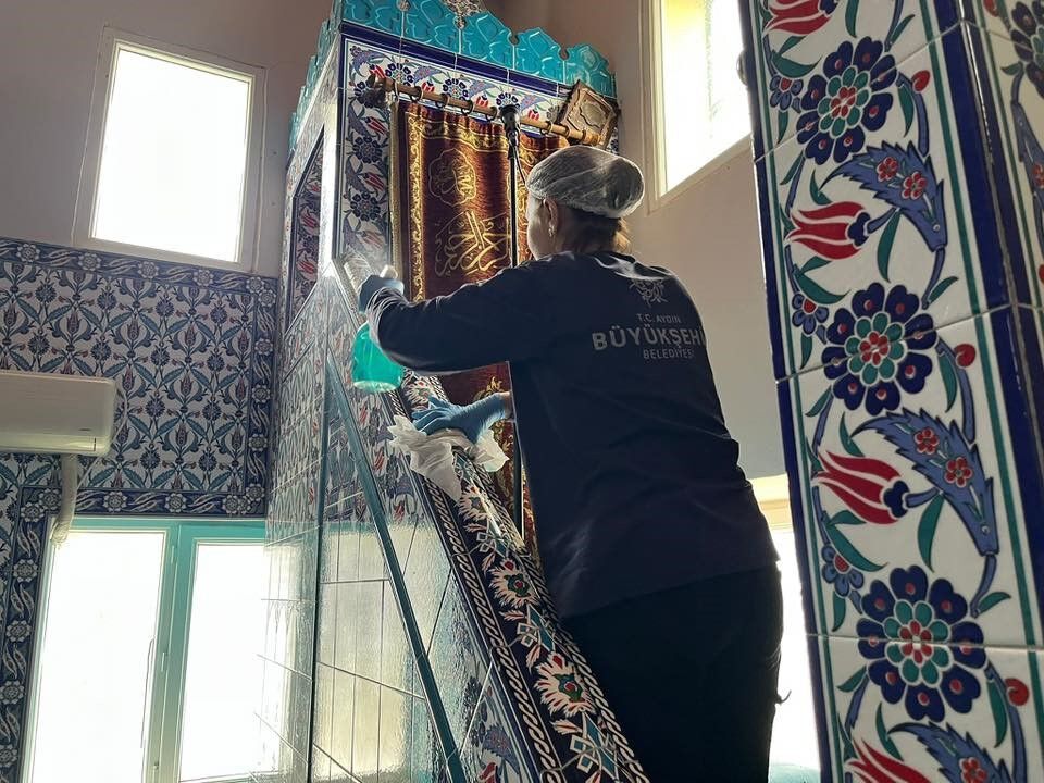 Aydın Büyükşehir'den Karacaören'de camilerde temizlik çalışması