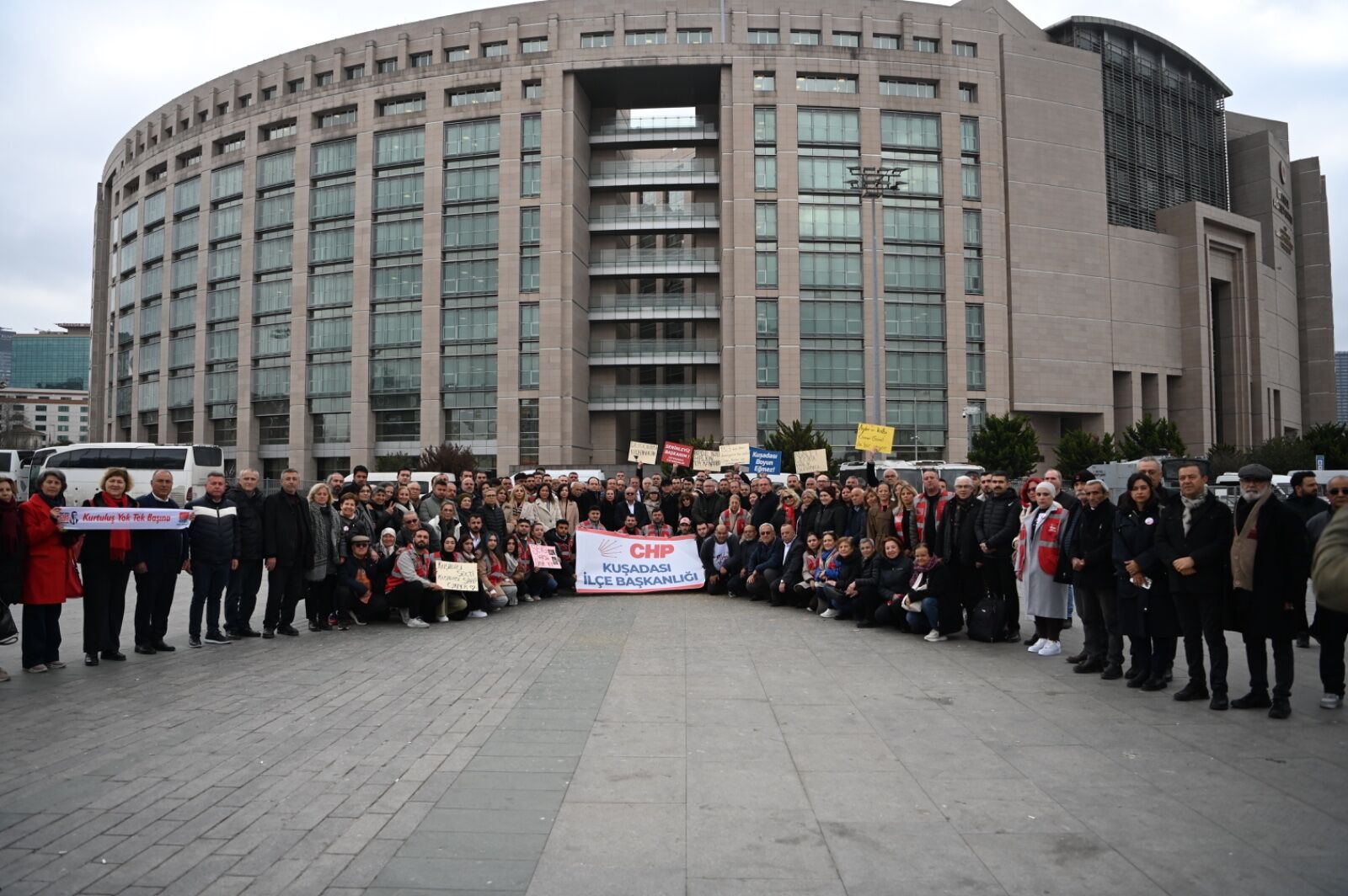 BAŞKAN ÖMER GÜNEL’E ÇAĞLAYAN ADLİYESİ ÖNÜNDE GÜÇLÜ DESTEK