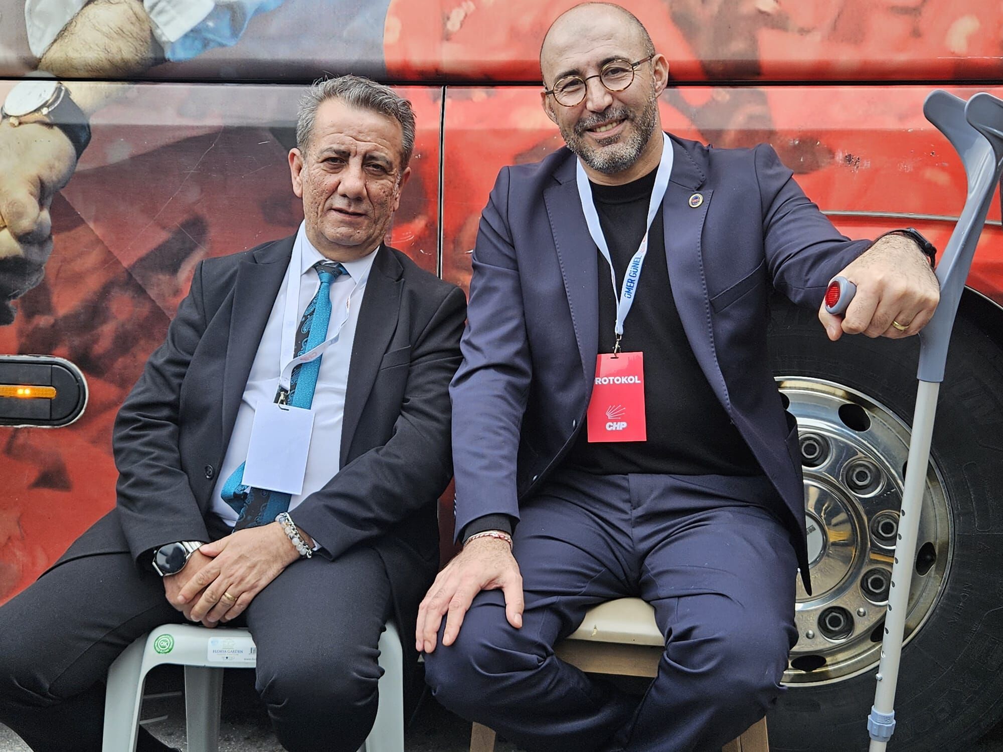 AMELİYATLI BAŞKANLAR MEYDANDA: KUŞADASI’NDA DİKKAT ÇEKEN DESTEK