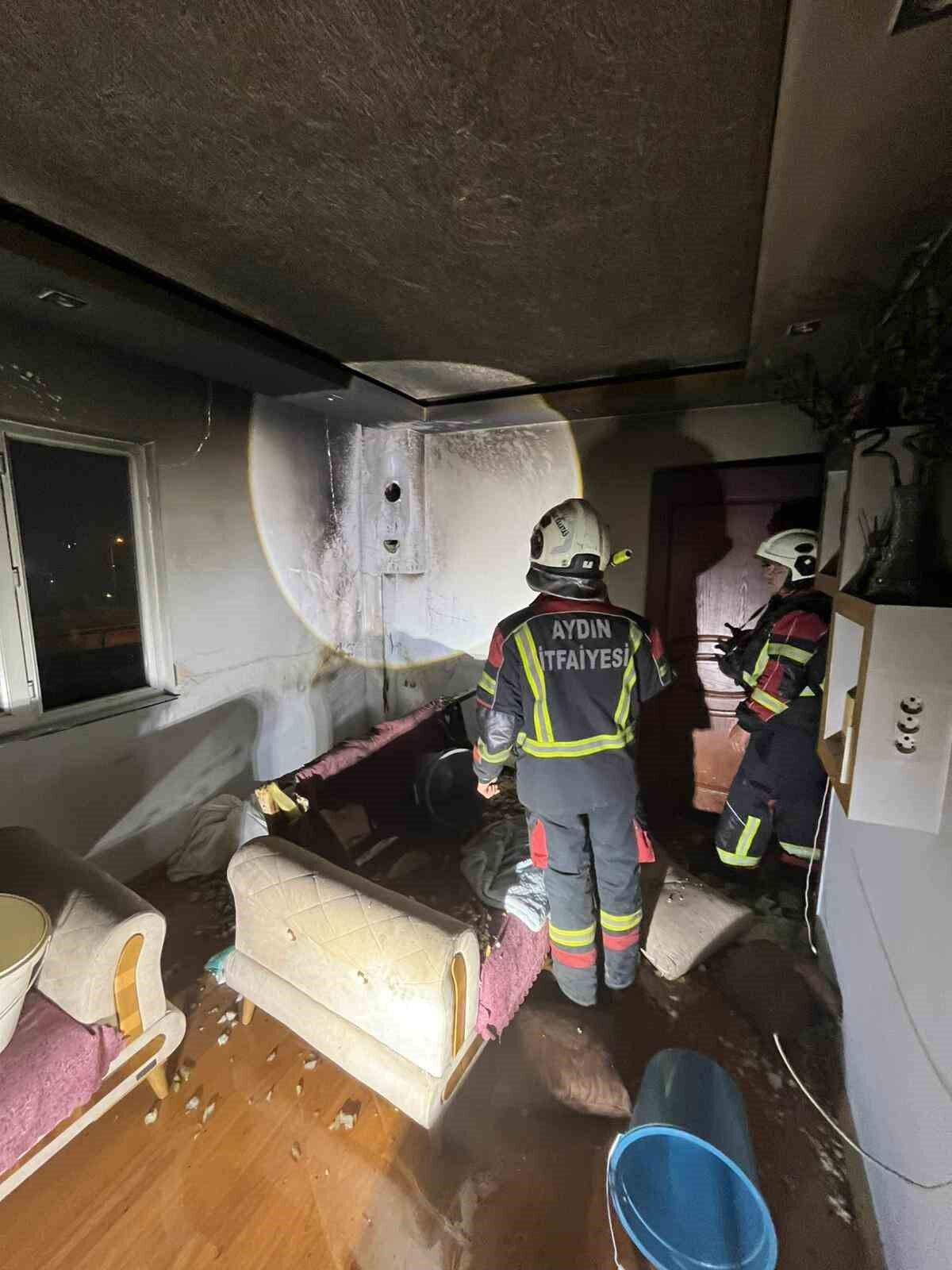 Aydın'da ev yangını: 2 kişi dumandan etkilendi