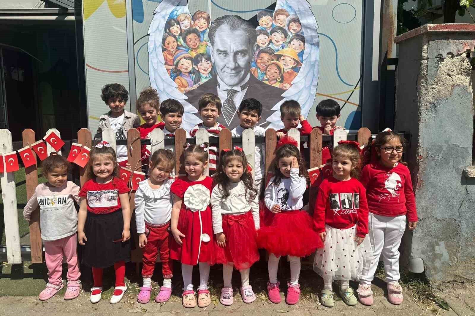 Efeler'in minikleri 23 Nisan'ı kutladı