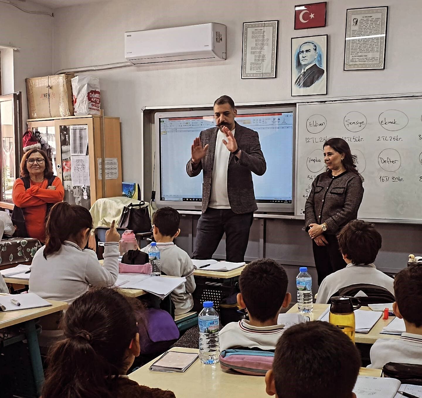 Muhtar Benli Tecrübelerini Gençlerle Paylaştı