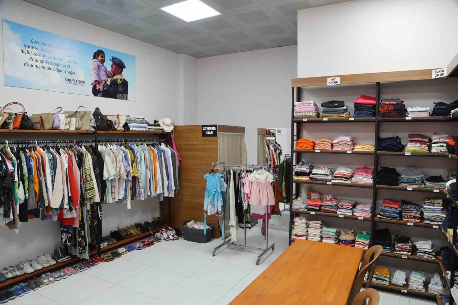 Efeler Belediyesi'nin Sosyal Destek Giyim Noktası vatandaşlardan ilgi görüyor