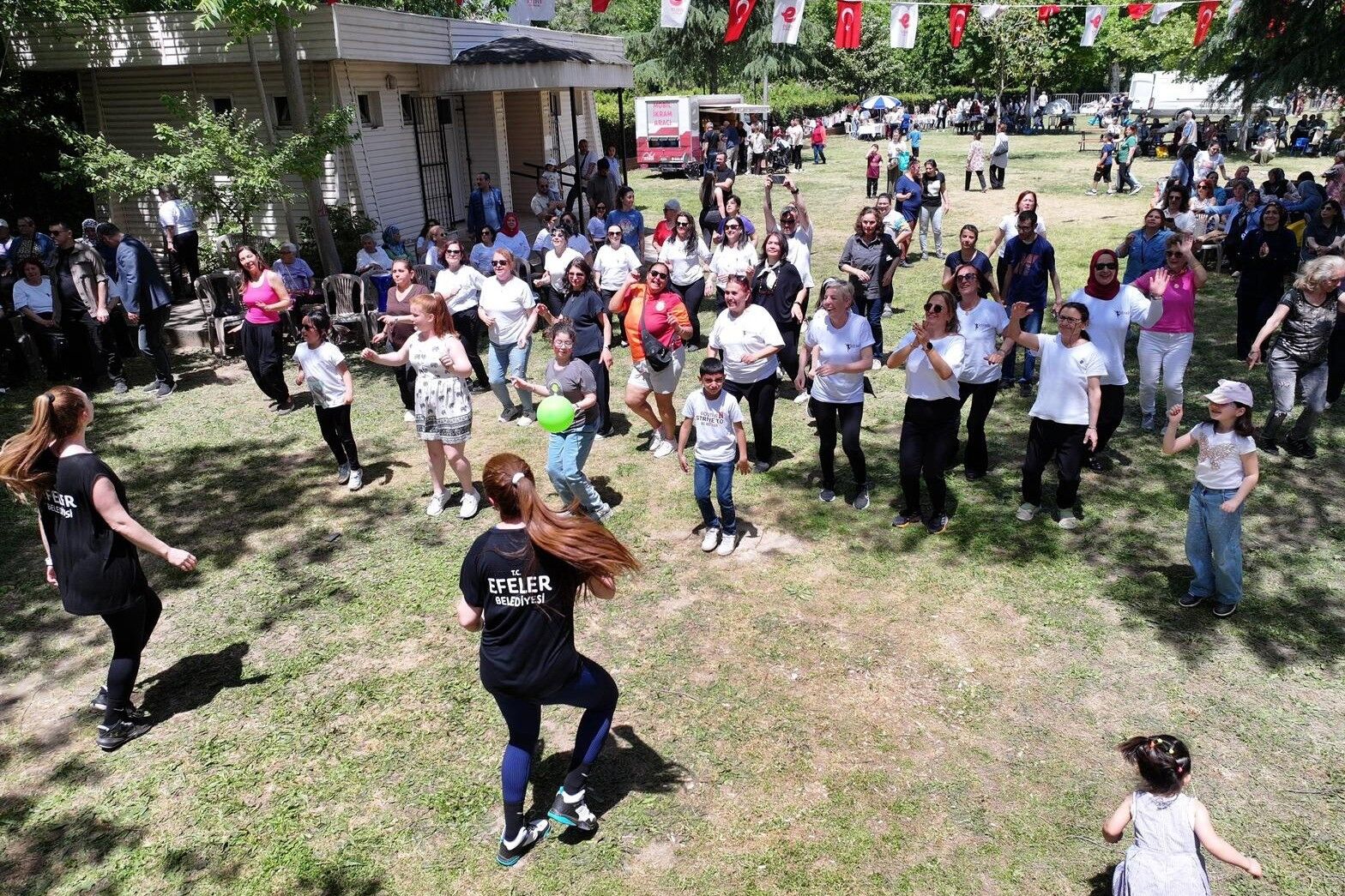 Efeler'de Anneler Günü coşkuyla kutlandı