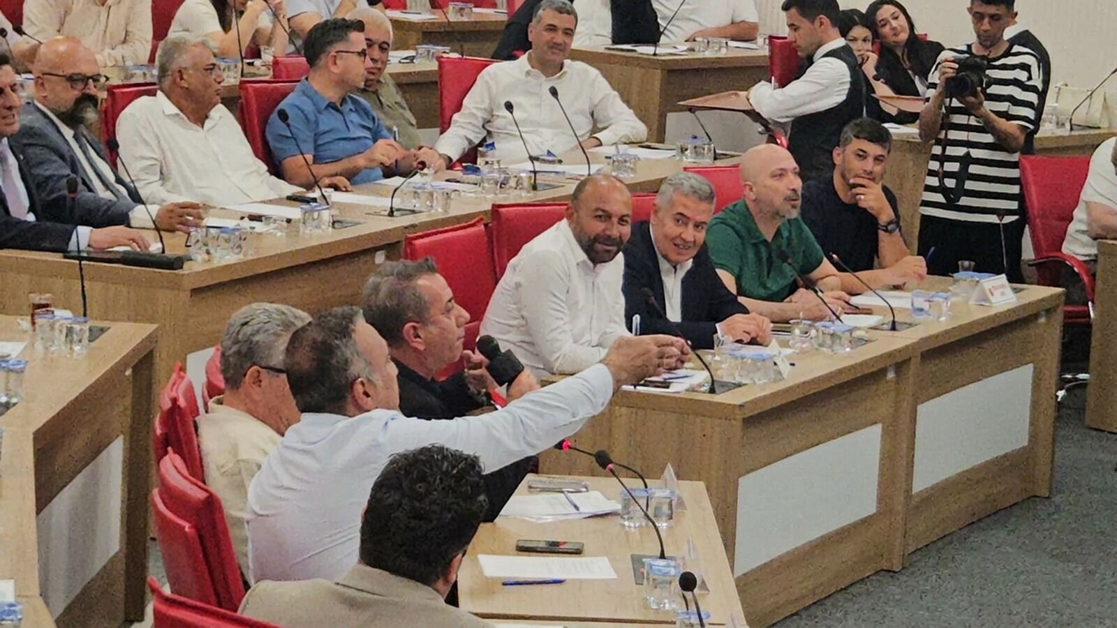 Başkan Yetişkin, meclise kendi mikrofonu ile geldi