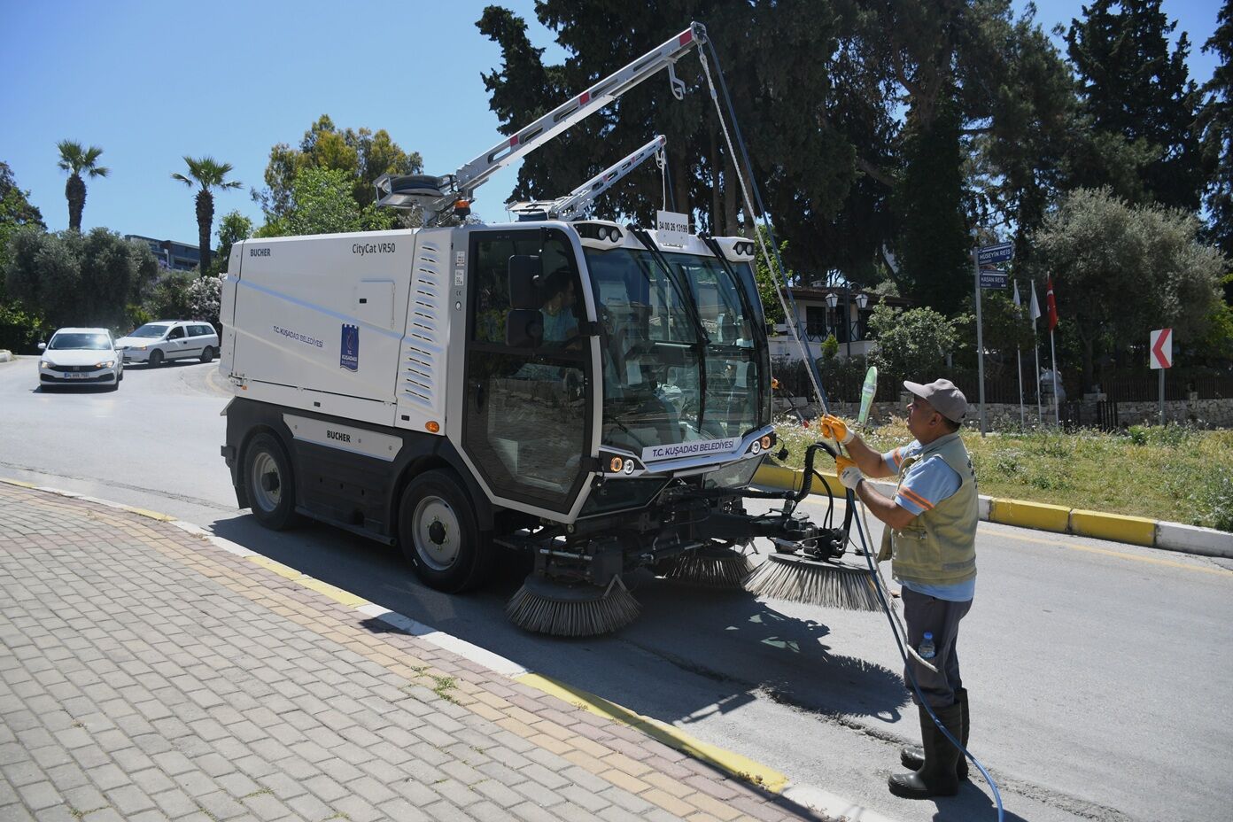 KUŞADASI'NDA TEMİZLİKTE YENİ DÖNEM“KÜÇÜK DEV” BUCHER GÖREVE BAŞLADI