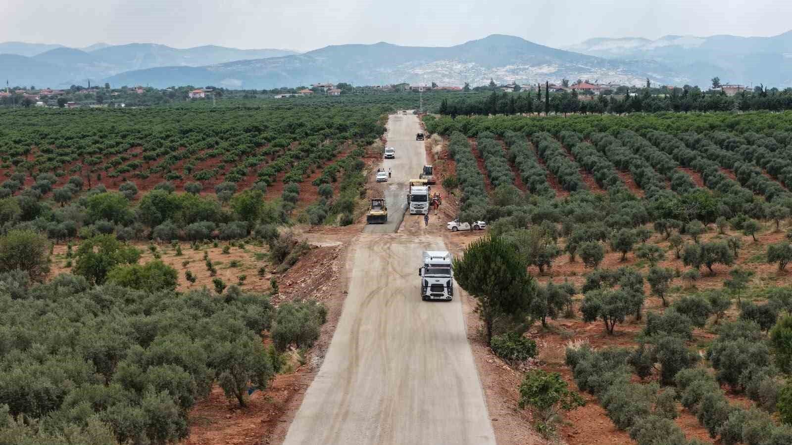 Karacasu'da 20 kilometrelik yolda sathi kaplama çalışmaları başladı