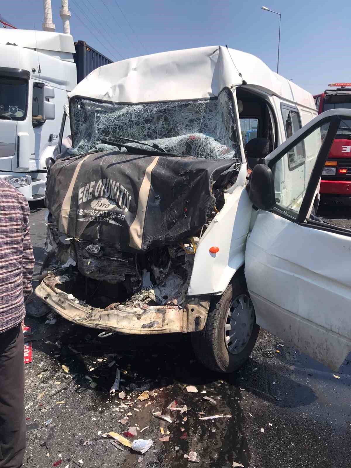 Buharkent'te minibüsler çarpıştı: 8 yaralı