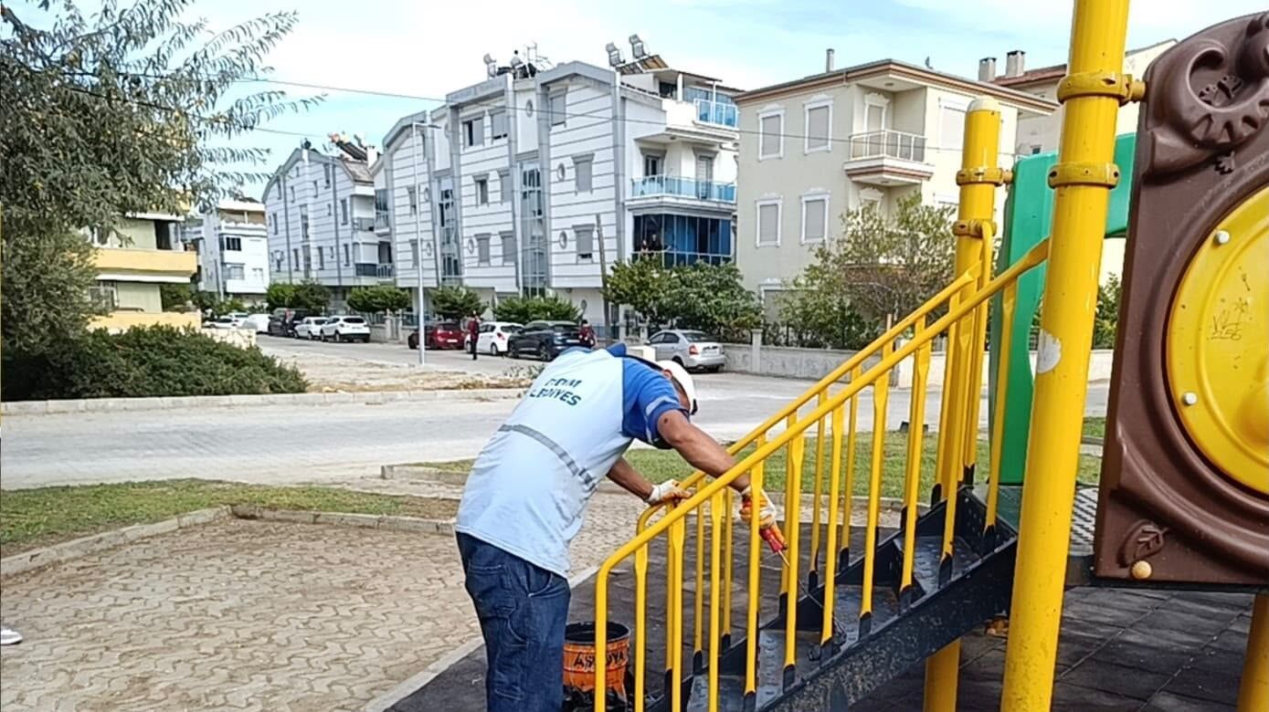 Didim Belediyesi'nden parklarda genel bakım çalışması