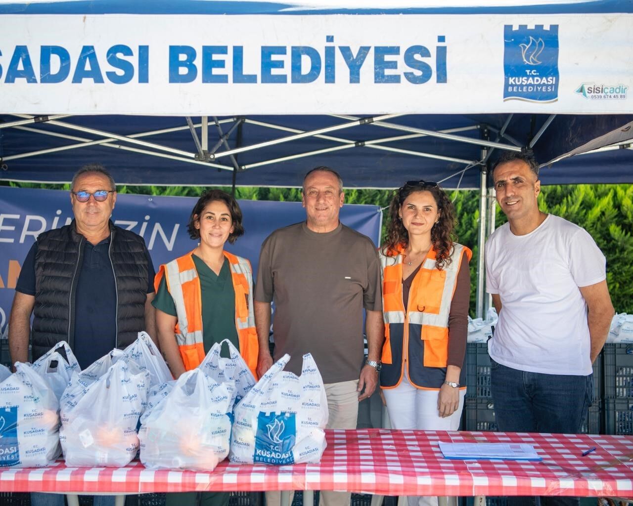 Kuşadası Belediyesi'nin beslenme çantası desteği bu yıl bin 400 çocuğa ulaşacak
