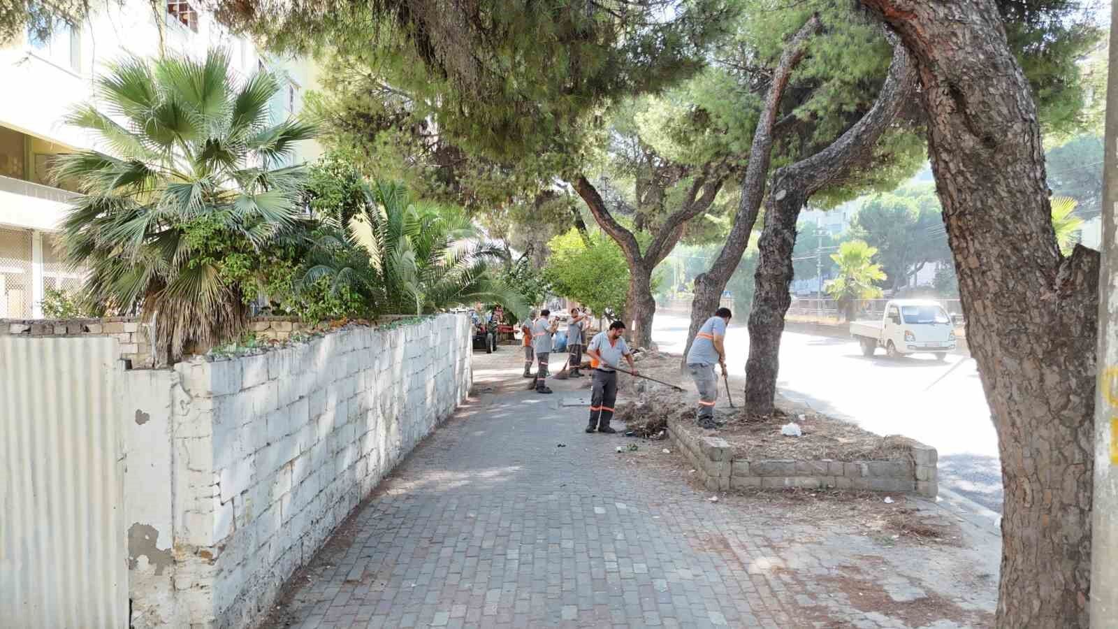 Nazilli Belediyesi'nden devlet karayolunda temizlik çalışması