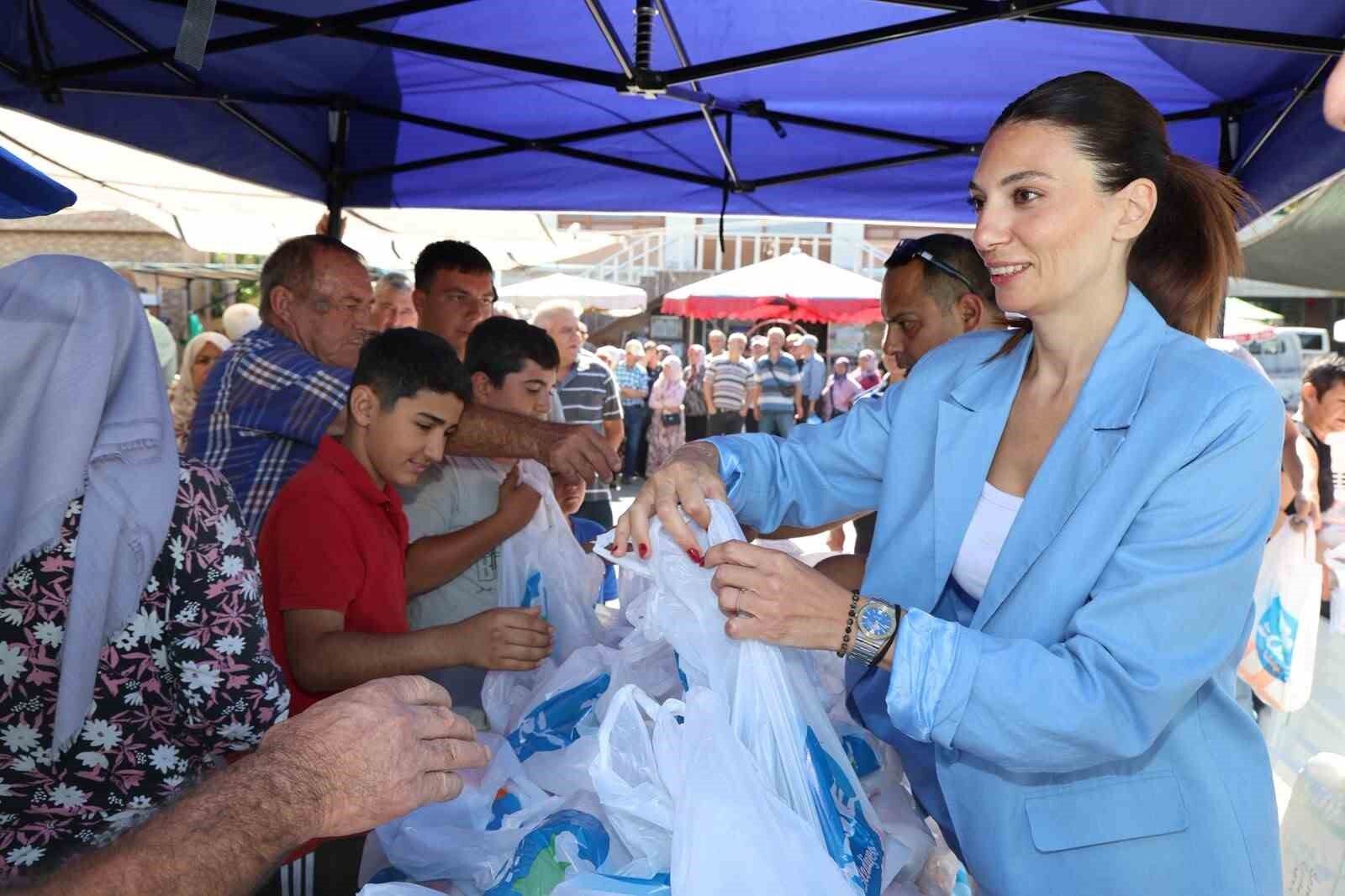 Söke Belediyesi'nin unları, Bağarası'nda vatandaşlara dağıtıldı