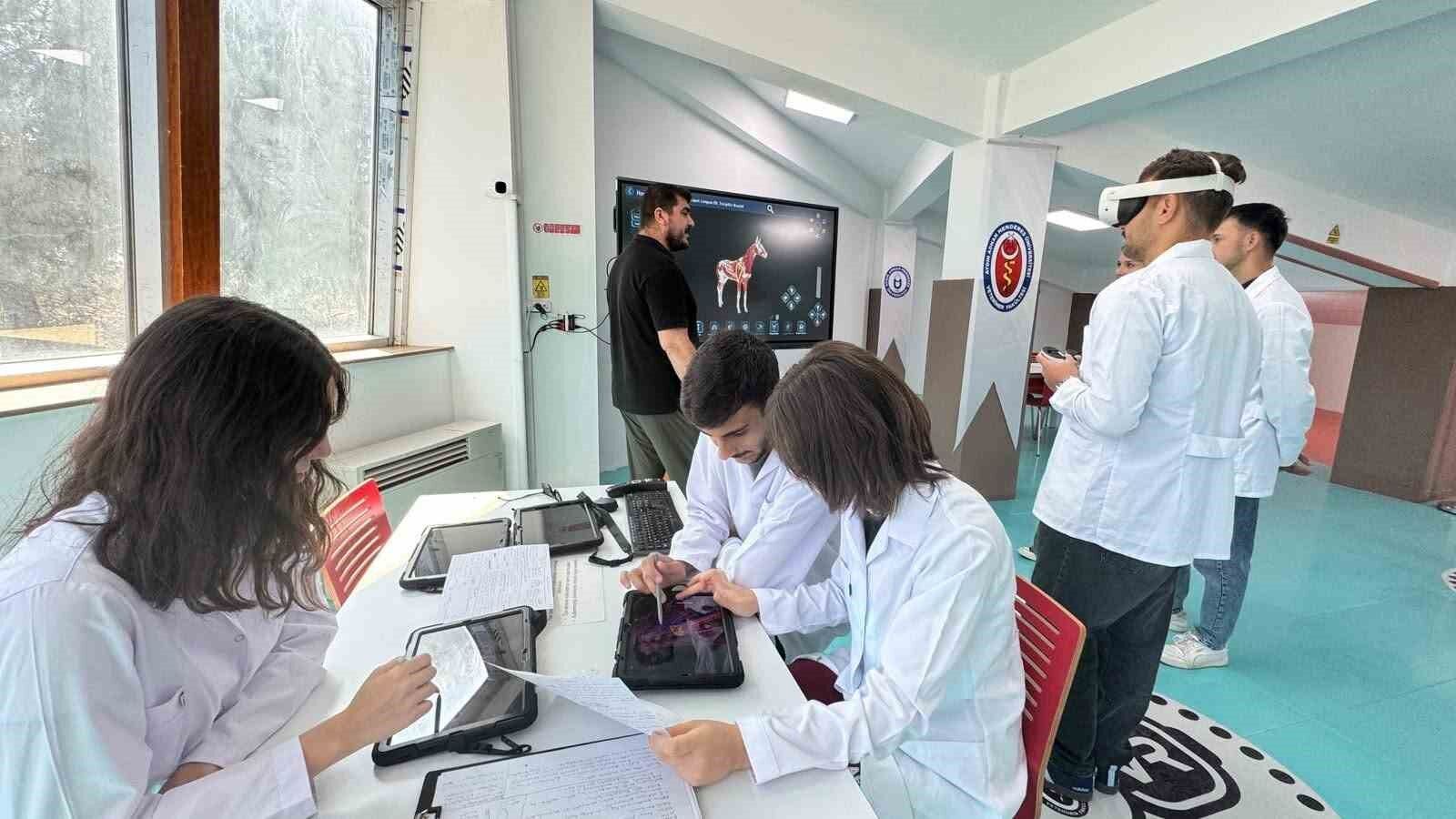 ADÜ'de öğrenciler üç boyutlu inceliyor