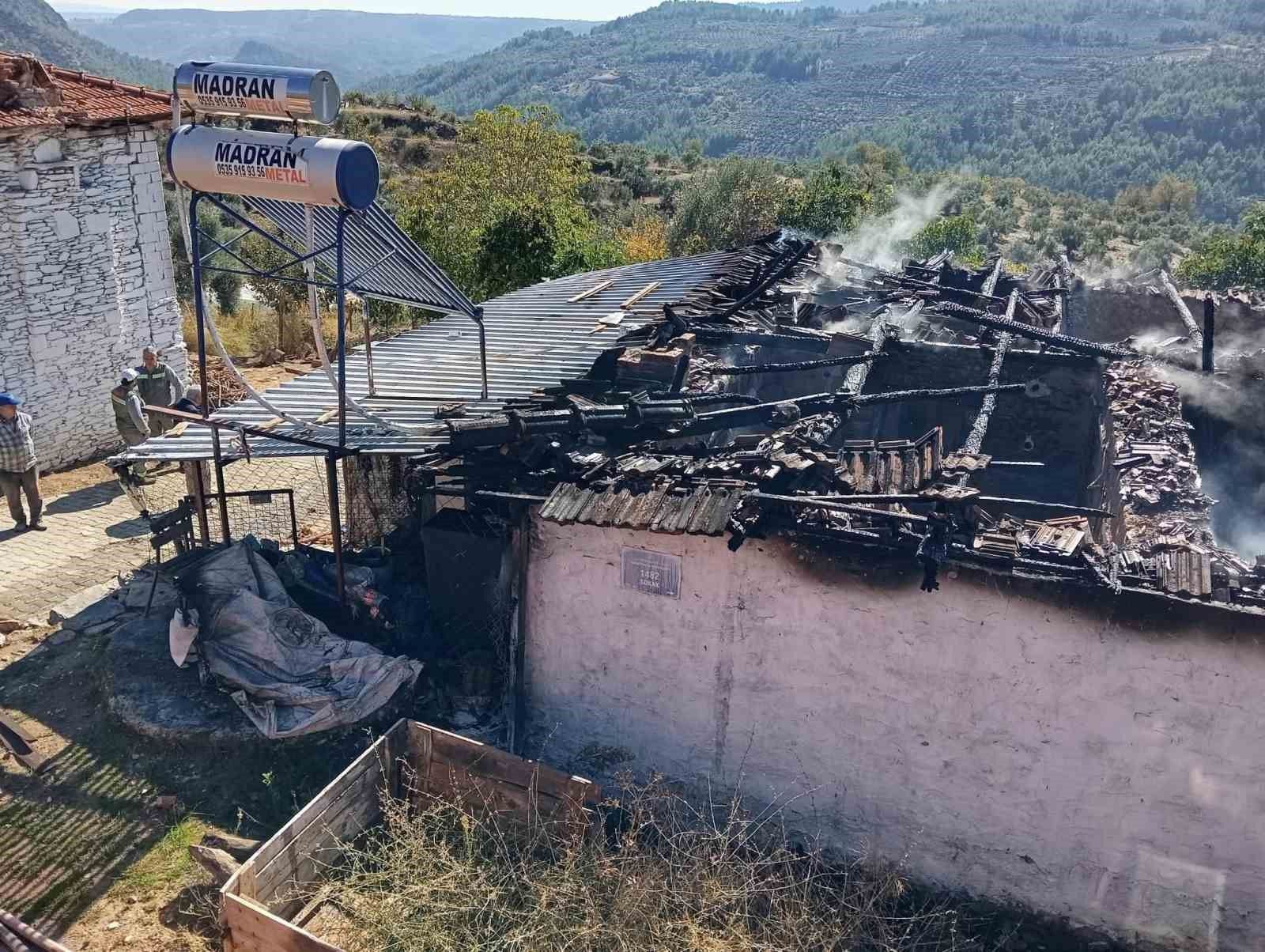 Aydın'da çıkan yangında bir ev küle döndü