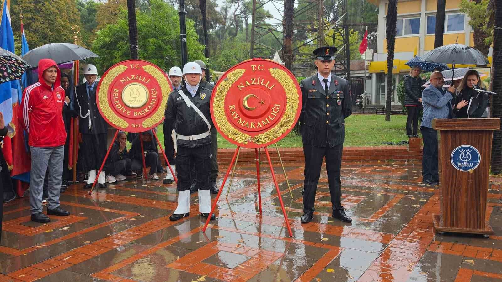 Nazilli'de çelenk sunma töreni yağmur altında yapıldı